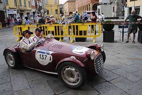 Mille Miglia 2021 - Osfa Faccioli Fiat 750 Sport del 1948 che salutano il caloroso pubblico delle Mille Miglia 2021 a Reggio Emilia