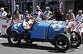 Amilcar CGSS Siluro Corsa del 1926 alle Mille Miglia 2026 pilota Severino Arici e navigatore Nicola Aricci. Scopri la Amilcar CGSS Siluro Corsa nel passaggio da Reggio Emilia. Guarda le Foto esclusive di Automania!