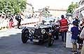 Freccia Rossa a Reggio Emilia con la Aston Martin Le Mans del 1932 con il duo britanico driver Omid Majidpour e codriver Richard James Butland alle Mille Miglia 2026. Scopri la Aston Martin Le Mans vintage cars. Guarda le Foto!