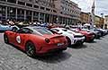 Atmosfere Ferrari Tribute 2026 sosta pranzo a Reggio Emilia in Piazza della Vittoria per le Mille Miglia 2026. Scopri la Ferrari 559 GTO del 2010 con il n.520 al Ferrari Tribute 2026. Ecco le Foto!