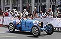Bugatti T37 del 1927 duo italiano pilota Cesare Foresti e navigarore Andrea Maria Volpi in gara alle Mille Miglia 2026. Scopri la Vintage cars Bugatti T37 nel passaggio della Freccia Rossa da Reggio Emilia. Guarda le Foto!