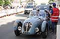 Hearly 2400 Silverstone (D-Type) del 1950 con il duo dei Paesi Bassi driver Roland Van Pelt e codriver Stein Van Pelt per la Freccia Rossa a Reggio Emilia per le Mille Miglia 2026. Scopri la Hearly 2400 Silverstone D-Type. Foto esclusive di Automania!
