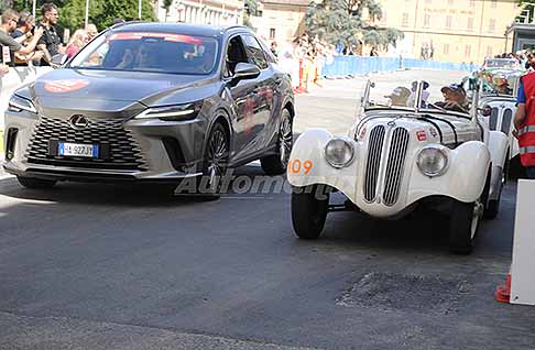 1000 Miglia 2026 a Reggio Emilia - Freccia Rossa a Reggio Emilia con la BMW 329 del 1938 equipaggio italiano pilota Alfonso Facchini e navigatirce Luigia Olivetti alle Mille Miglia 2026. Scopri la BMW 329 classic cars. Guarda le Foto!