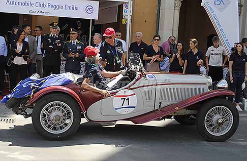 1000 Miglia 2026 a Reggio Emilia - Freccia Rossa a Reggio Emilia con la Fiat 514 CA Spider Sport del 1932 equipaggio italiano pilota Alessandro Pietta e navigatore Giuliano Donin alle Mille Miglia 2026. Scopri la Fiat 514 CA Spider Sport auto d�epoca. Guarda le Foto!