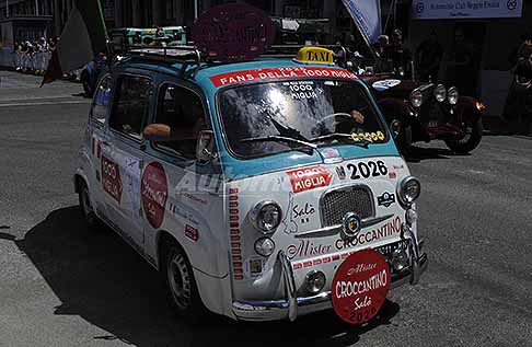 1000 Miglia 2026 a Reggio Emilia - Freccia Rossa a Reggio Emilia con la Fiat 600 mister Croccantino Sal� e vintage cars alle Mille Miglia 2026. Scopri la Fiat 600 storica. Guarda le Foto!