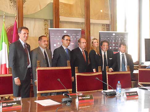 Conferenza Stampa - Foto di gruppo finale della conferenza stampa delle Mille Miglia 2012 a Roma