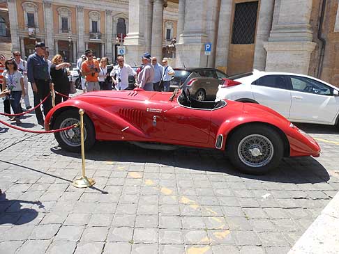 Conferenza Stampa - Vista laterale della vettura storica Lancia Astura del 1938 fuori dalla conferenza stampa di Roma delle Mille Miglia 2012