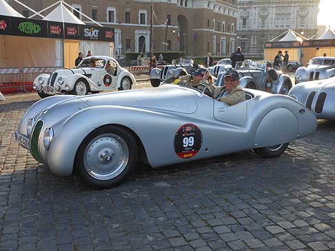 BMW - Secondo classificato i coniugi Cann vincitori di 10 Mille Miglia con la BMW 328 Roadster del 1939 guidata da Giuliano e co-pilota Lucia Galliani