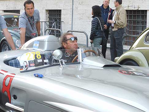 Mercedes - L'ex-pilota di Formula One Jochen Mass a bordo di una Mercedes-Benz sportiva alle 1000 Miglia 2012
