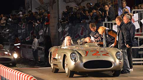 Ex pilota F1 - Mercedes-Benz 300 SLR alla guida la legenda Britannica Stirling Moss alle Mille Miglia 2015 - foto archivio by Automania