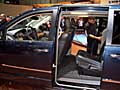 Chrysler Town & Country EV (Electric Vehicle) portira posteriore aperta al Ginevra Motor Show edizione 2009