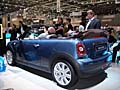 Mini Cooper cabriolet blu metallizzato al Motor Show di Ginevra 2009