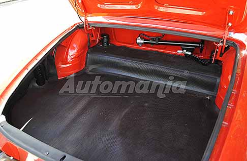 Alfa Romeo - Alfa Romeo Duetto Spider Osso di Seppia del 1969 bagagliaio posteriore old car. Guarda lAlfa Romeo Duetto Spider auto storica. Scopri le Foto!