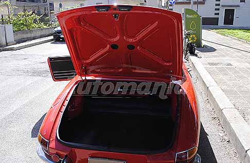 Alfa Romeo - Alfa Romeo Duetto Spider del 1969 dettaglio del capiente bagagliaio. Scopri lAlfa Romeo Duetto Spider Osso di Seppia. Guarda le Foto!