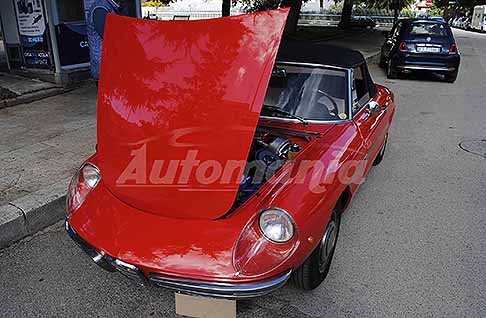 Alfa Romeo - Alfa Romeo Duetto Spider Osso di Seppia del 1969 cofano motore aperto. Scopri lAlfa Romeo Duetto Spider auto storica. Non perdere le Foto!