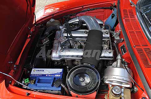 Alfa Romeo - Alfa Romeo Duetto Spider del 1969 Osso di Seppia cofano motore tenuto bene. Scopri lAlfa Romeo Duetto Spyder Osso di Seppia auto inonica. Guarda le Foto esclusive di Automania!