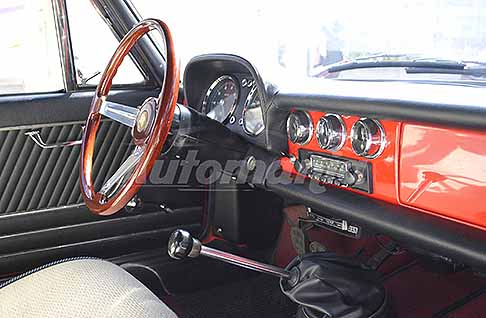 Alfa Romeo - Alfa Romeo Duetto Spider Osso di Seppia anno di produzione 1969 interni auto storica. Scopri lAlfa Romeo Duetto Spider Osso di Seppia restaurata. Guarda le Foto esclusive di Automania!