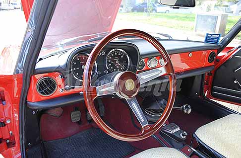 Alfa Romeo - Alfa Romeo Duetto Spider del 1969 Osso di Seppia con interni di lusso auto storica. Scopri gli interni dellAlfa Romeo Duetto Spyder classic car. Ecco le Foto esclusive di Automania!