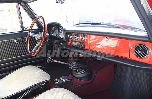 Alfa Romeo - Alfa Romeo Duetto Spider Osso di Seppia del 1969 interni vettura retro. Scopri gli interni dellAlfa Romeo Duetto Spider vettura iconica. Guarda le Foto!