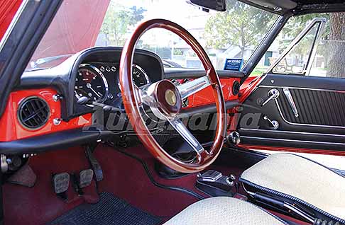 Alfa Romeo - Alfa Romeo Duetto Spider Osso di Seppia del 1969 interni vettura. Scopri lAlfa Romeo Duetto Spider star anche nel cinema. Ecco le Foto!