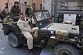 Jeep 4x4 mezzo militare e donne canadasi, Anniversario Liberazione dItalia a Ferrara