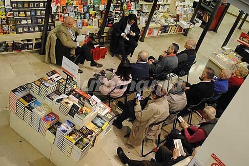 Carovana militare Storica - Alessandro Carlini presenta il suo libro: Partigiano in camicia nera. La storia vera di Uber Pulga - presso la Feltrinelli di Ferrara