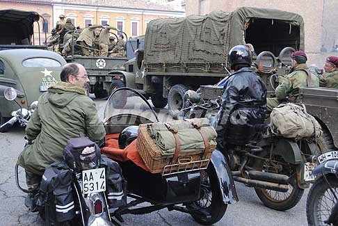 Carovana militare Storica - Atmosfera ripartenza da Ferrara carovana militare per lanniversario della Liberazione 2017