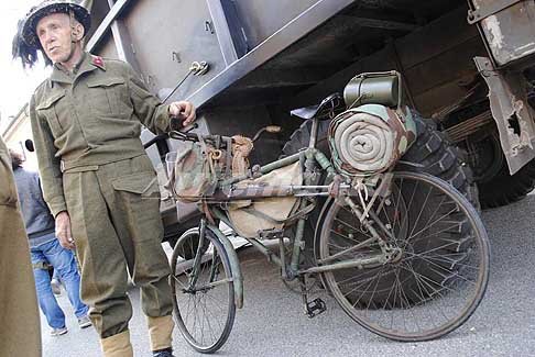 Carovana militare Storica - Bicicletta con fucile e Bersagliere, Anniversario Liberazione d´Italia a Ferrara
