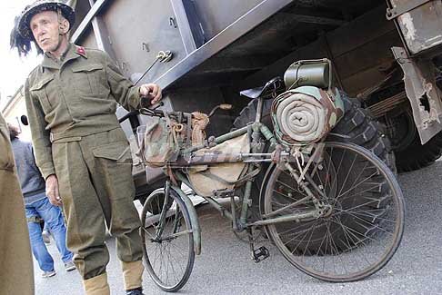 Carovana militare Storica - Bicicletta con fucile e Bersagliere, Anniversario Liberazione dItalia a Ferrara