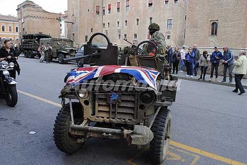 Carovana militare Storica - Furistrada militare britannico con mitra, per il 72 Anniversario Liberazione a Ferrara