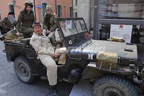 Carovana militare Storica - Jeep 4x4 mezzo militare e donne canadasi, Anniversario Liberazione dItalia a Ferrara