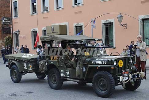 Carovana militare Storica - Mezzo militare pesante con mitragliatrice e rimorchio, Anniversario Liberazione a Ferrara