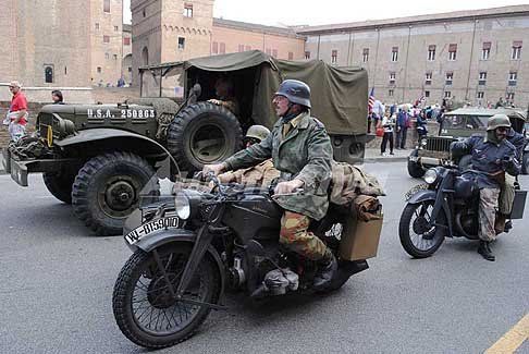 Carovana militare Storica - Veicoli militari con fuoristrada, bike stroriche e sidecar, Anniversario Liberazione dItalia a Ferrara