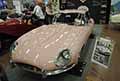 Jaguar e-Type 4.2 pink classic cars in bella mostra ad Auto e Moto d´Epoca 2023 presso Bologna Fiere