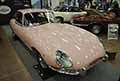 Jaguar e-Type 4.2 auto storica di colore rosa chiaro in esposizione ad Auto e Moto d´Epoca 2023 presso Bologna Fiere