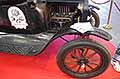 Ford T Roadster del 1918 dettaglio anteriore ruota in legno e cofano motore in bella mostra ad Auto e Moto d�Epoca 2025 presso Bologna Fiere. Scopri la Ford T Roadster vintage car. Guarda le Foto esclusive di Automania!