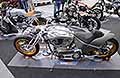 Bike custom Harley Davidson HD Mille Miglia esposte ad Auto e Moto d�Epoca 2025 presso la Fiera di Bologna. Scopri la moto Harley Davidson HD Mille Miglia. Guarda le Foto esclusive di Automania!