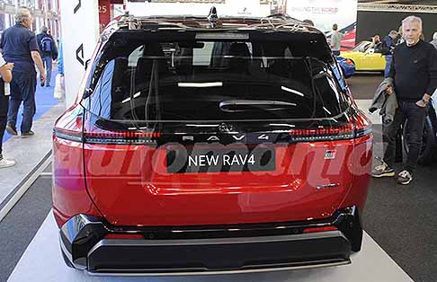Toyota - Toyota RAV4 MY 2026 posteriore Suv giapponese. Scopri la Nuova Toyota RAV4 MY 2026. Ecco le Foto!