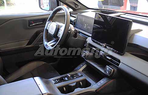 Toyota - Toyota RAV4 MY 2026 interni con grande dispaly touch da 12,9. Scopri gli interni della Nuova Toyota RAV4 MY 2026. Guarda le Foto!