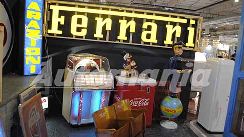 Mercanteinfiera - Mercanteinfiera presso la Fiera di Parma con l�insegna luminosa del brand Ferrari e Juke Box musicale. Non perdere le Foto esclusive di Automania.it!