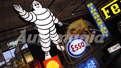 Mercanteinfiera - Mercanteinfiera presso la Fiera di Parma con l�insegne luminosa e dell�Omino Michelin. Scopri le Foto esclusive di Automania!