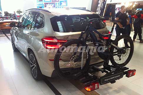 BMW - BMW X3 posteriore con porta bike al BMW Welt a Monaco di Baviera