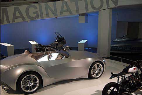 BMW - BMW Museum con la concept car BMW Gina ricorta di tessuto
