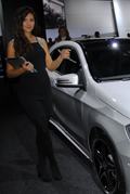 Ragazza che affianca una vettura Mercedes-Benz al Motor Show 2012 di Bologna