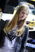 Modella bionda che affianca la vettura Opel Adam al Salone di Bologna 2012