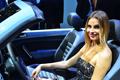 Bella Modella seduta nellabitacolo della Volkswagen Maggiolino Cabriolet al Salone di Bologna 2012