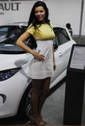 Elegante Modella che affianca la Renault Zoe all'autosalone Motorshow Bologna 2012