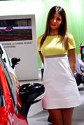 Sexy Modella che affianca la Renault Clio red passion al MotorShow 2012 di Bologna