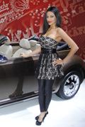 Bella modella Hot allo Stand Volkswagen vicino al Mitico Maggiolino al Motor Show 2012. Le sexy ragazze del Motor Show