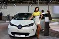 Sexy ragazza che affianca auto elettrica Renault Zoe versione commerciale al Bologna Motor Show 2012